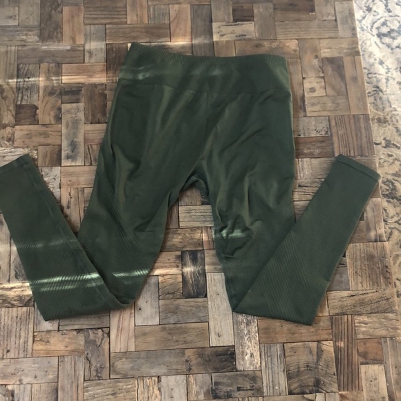 Fabletics Seamless Mid-Rise Statement 7/8 Tight Legging - Picture 1 of 4